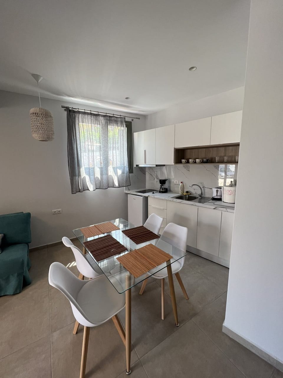 Deluxe Apartment | Private kitchen | Fridge, electric kettle, cookware/dishes/utensils