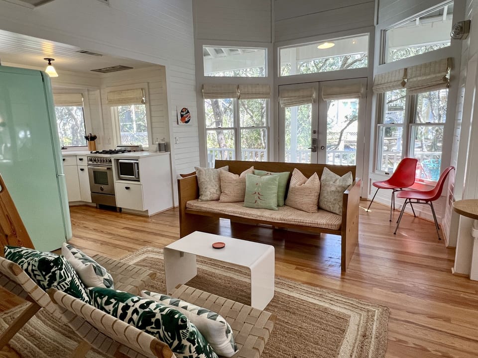 OPEN, AIRY LIVING WITH HIGH CEILINGS AND SEATING FOR ALL