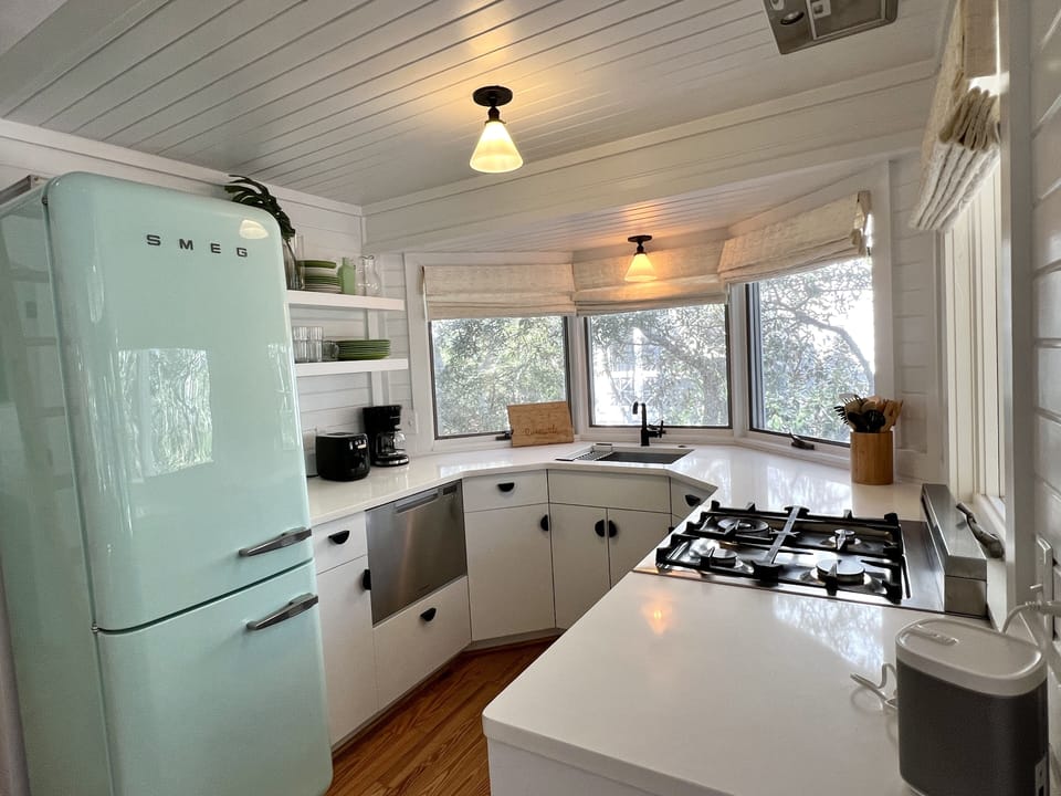 UPDATED RENOVATED KITCHEN & HOME THROUGHOUT