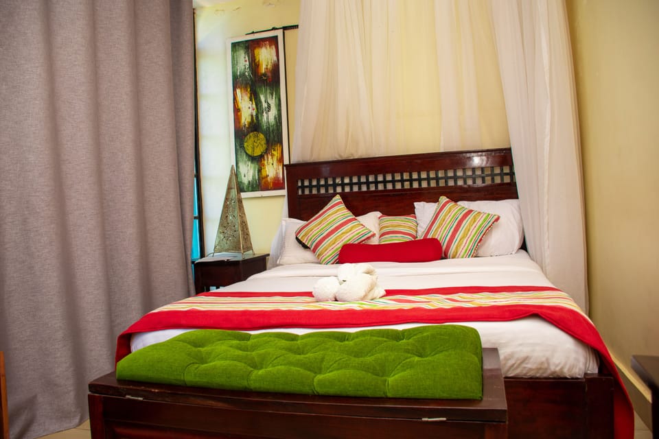 Economy Room, 1 Bedroom, Pool View | Individually decorated, individually furnished, desk, laptop workspace