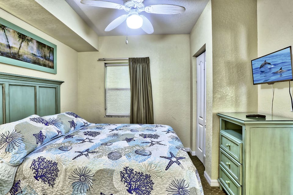 Guest bedroom with Queen bed