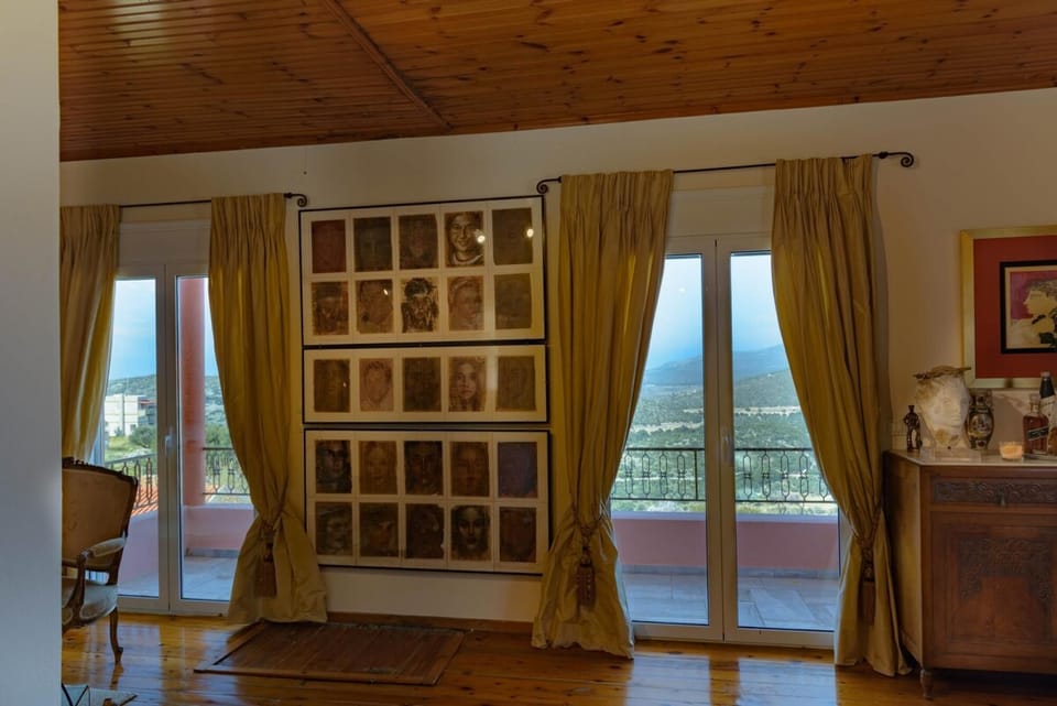 House | 4 bedrooms, desk