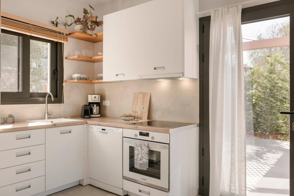 House | 2 bedrooms, desk