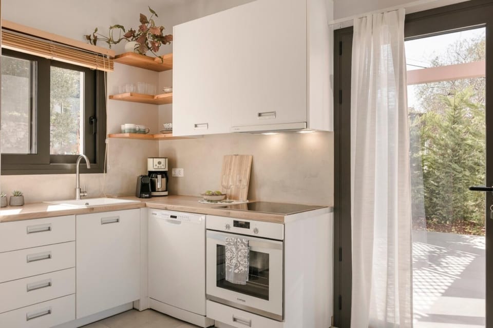 House | 2 bedrooms, desk