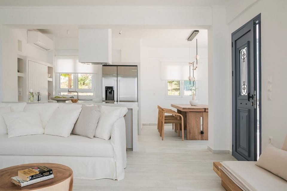 House | 3 bedrooms, desk