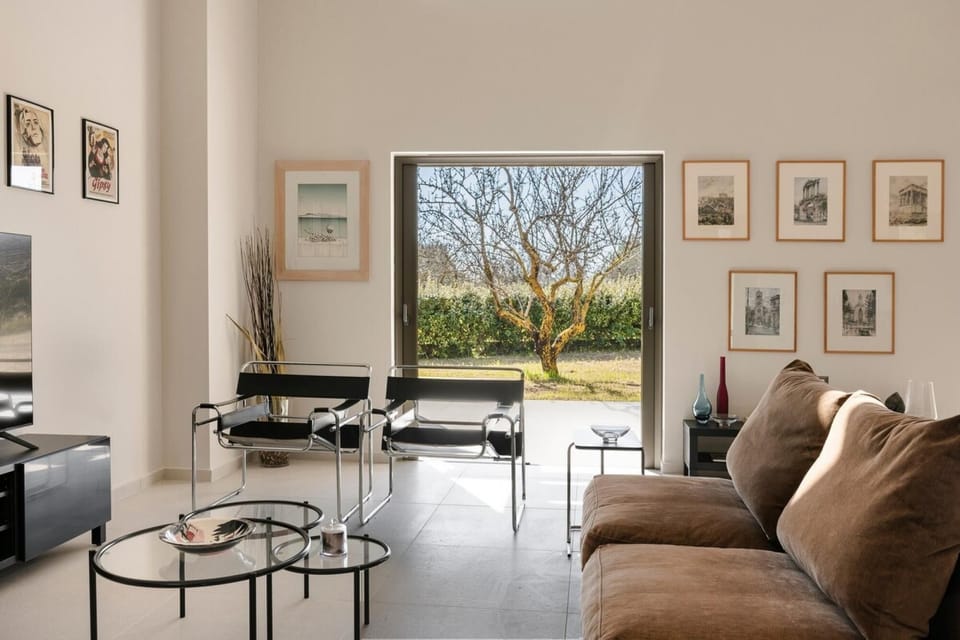 House | 3 bedrooms, desk