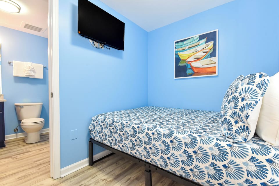 The Palms of Destin 21209 - Guest Bedroom with TV