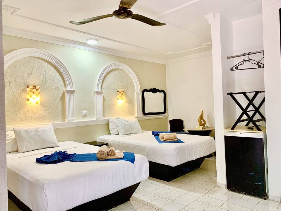 Double Room | Desk, bed sheets