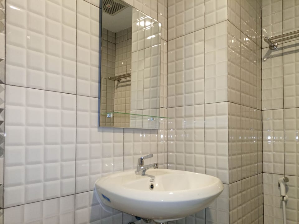 Studio | Bathroom | Shower, towels, soap, shampoo