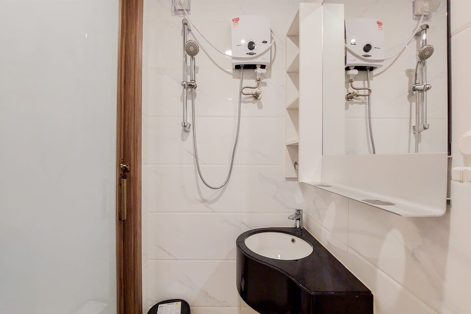 Studio | Bathroom | Shower, towels, soap, shampoo