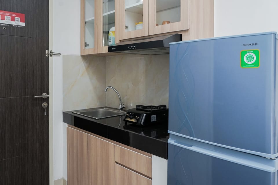 Studio, 1 Queen Bed | Private kitchen | Fridge, stovetop, rice cooker