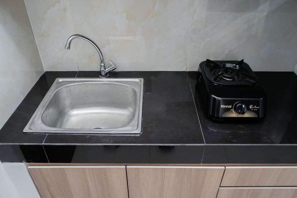 Studio, 1 Queen Bed | Private kitchen | Fridge, stovetop, rice cooker