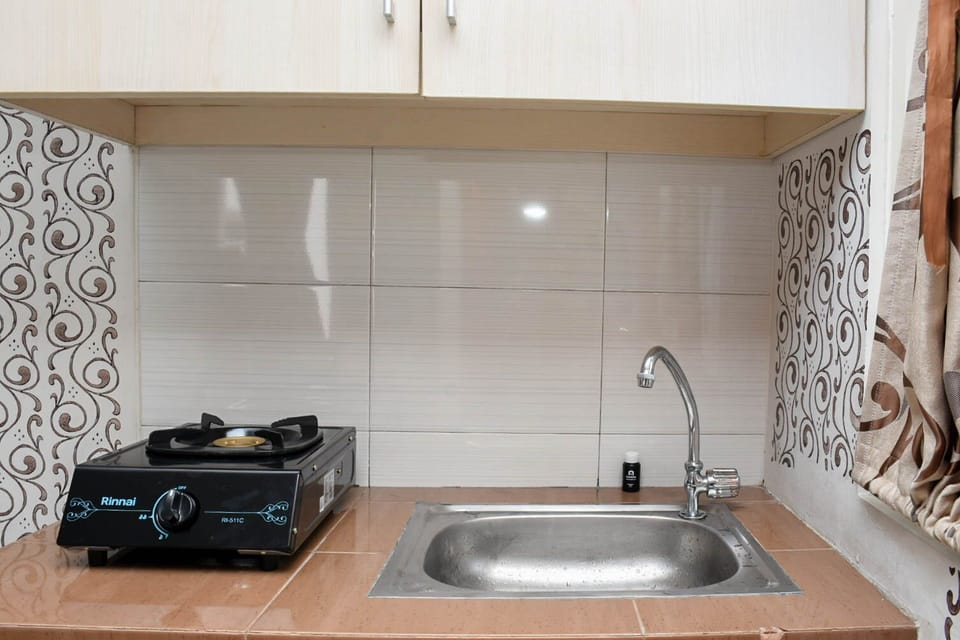 Full-size fridge, stovetop