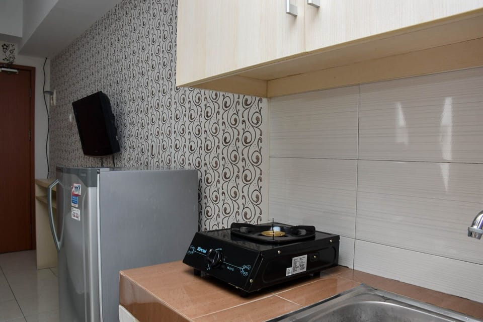 Full-size fridge, stovetop