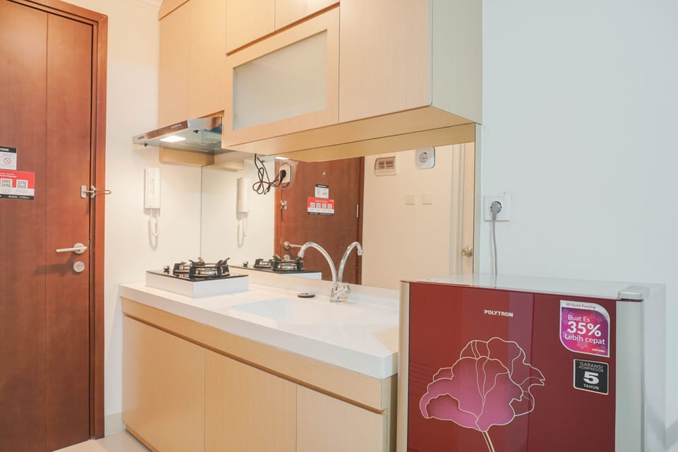 Full-size fridge, stovetop, dining tables