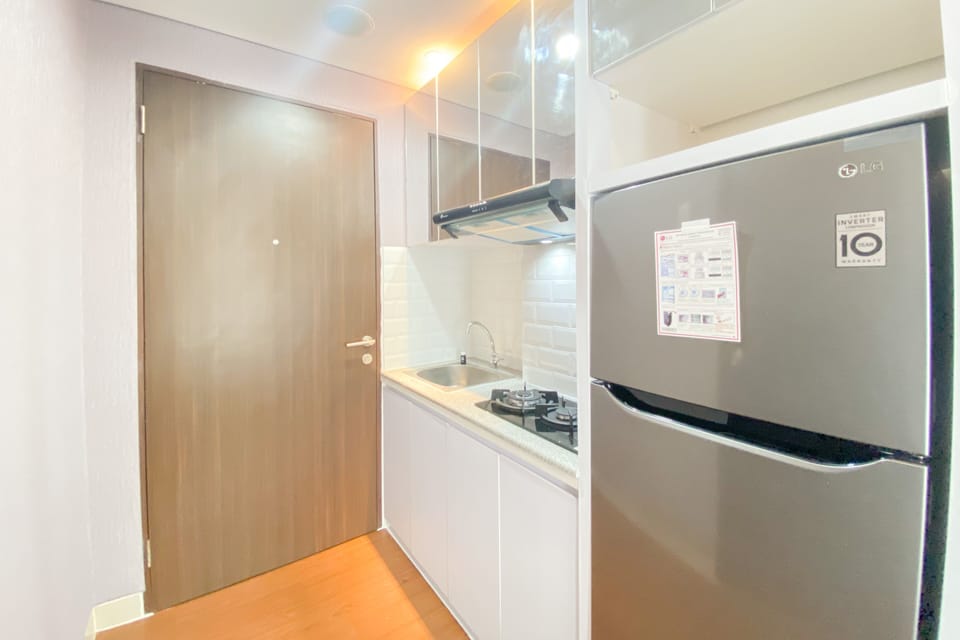 Studio, 1 Queen Bed | Private kitchen | Fridge, stovetop, rice cooker
