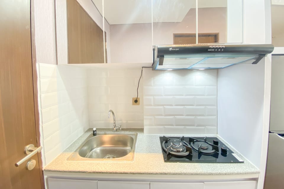 Studio, 1 Queen Bed | Private kitchen | Fridge, stovetop, rice cooker