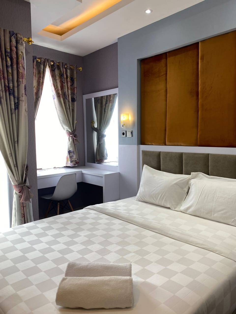 Studio, 1 Queen Bed | Desk