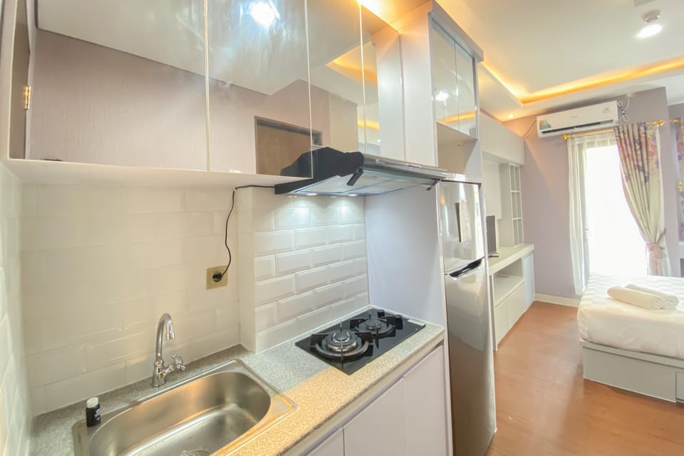 Studio, 1 Queen Bed | Private kitchen | Fridge, stovetop, rice cooker