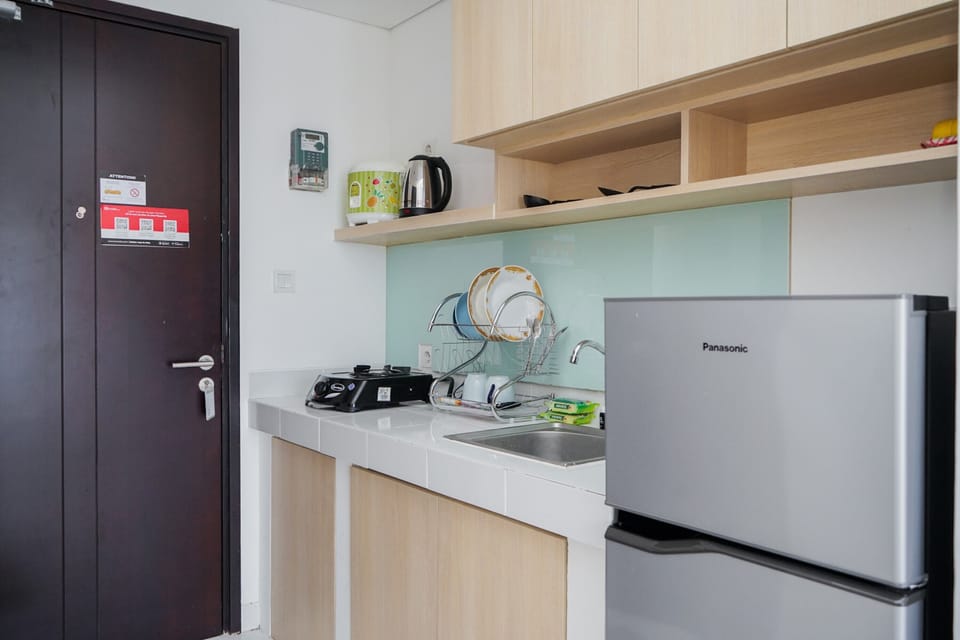 Studio, 1 Queen Bed | Private kitchen | Fridge, stovetop, rice cooker, dining tables