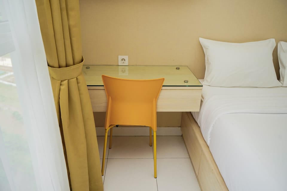 Studio, 1 Queen Bed | Desk