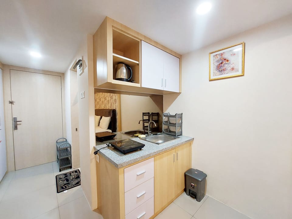 Studio | Private kitchen | Full-size fridge, stovetop