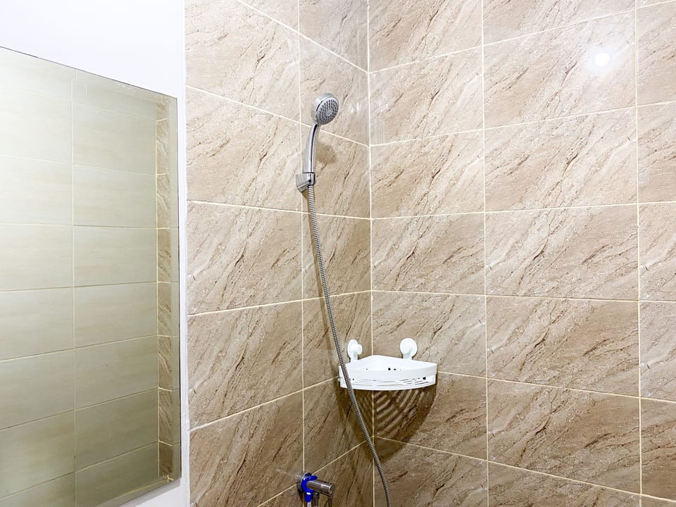 Studio | Bathroom | Shower, towels, soap, shampoo