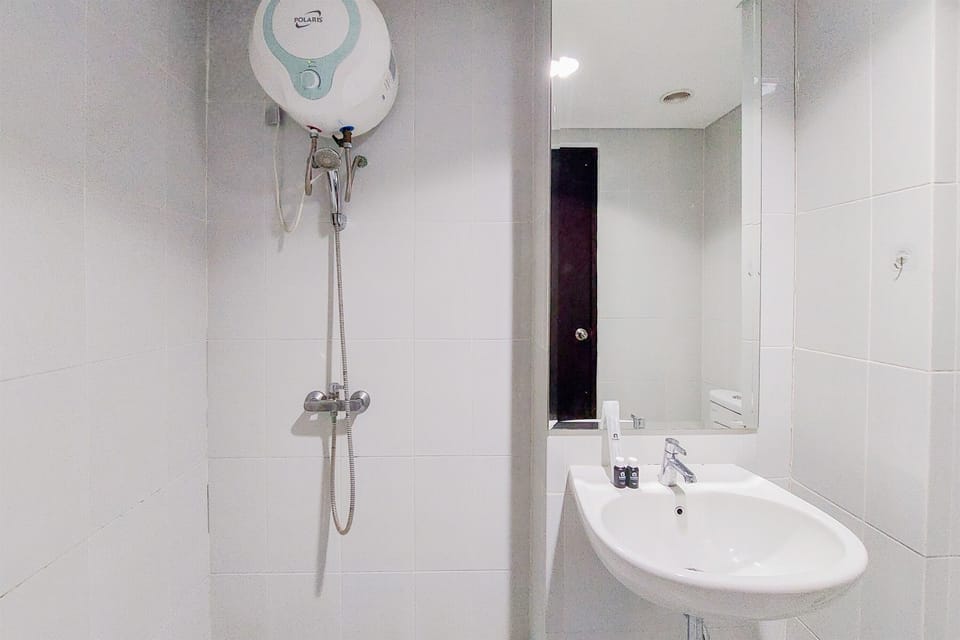 Studio | Bathroom | Shower, towels, soap, shampoo