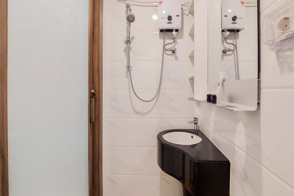 Studio | Bathroom | Shower, towels, soap, shampoo