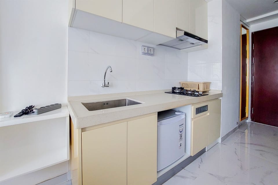 Studio, 1 Queen Bed | Private kitchen | Mini-fridge, stovetop, rice cooker