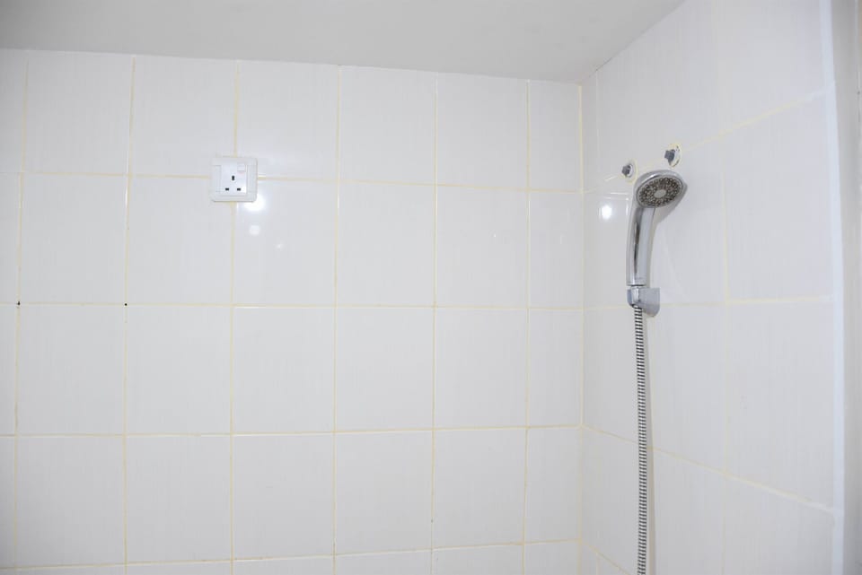 Studio | Bathroom | Shower, towels, soap, shampoo