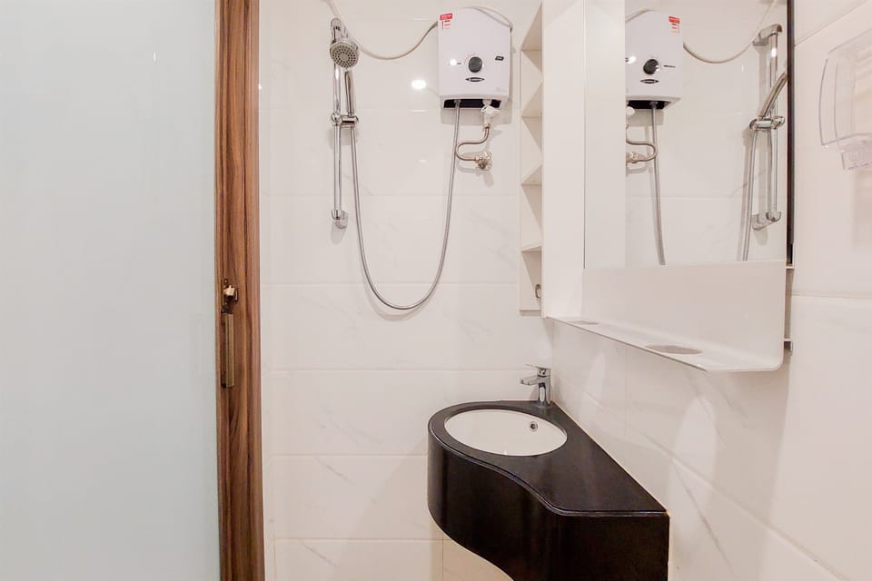 Studio | Bathroom | Shower, towels, soap, shampoo