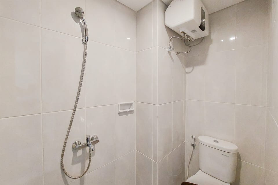Studio | Bathroom | Shower, towels, soap, shampoo