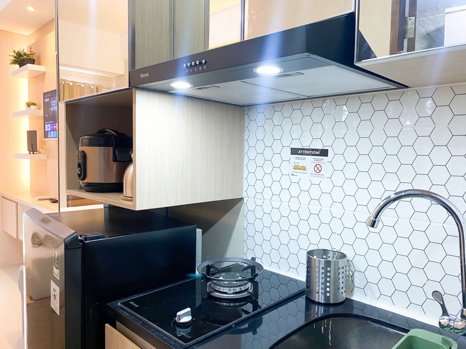 Studio | Private kitchen | Fridge, stovetop, rice cooker, dining tables