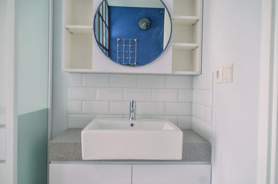 Studio | Bathroom | Shower, towels, soap, shampoo