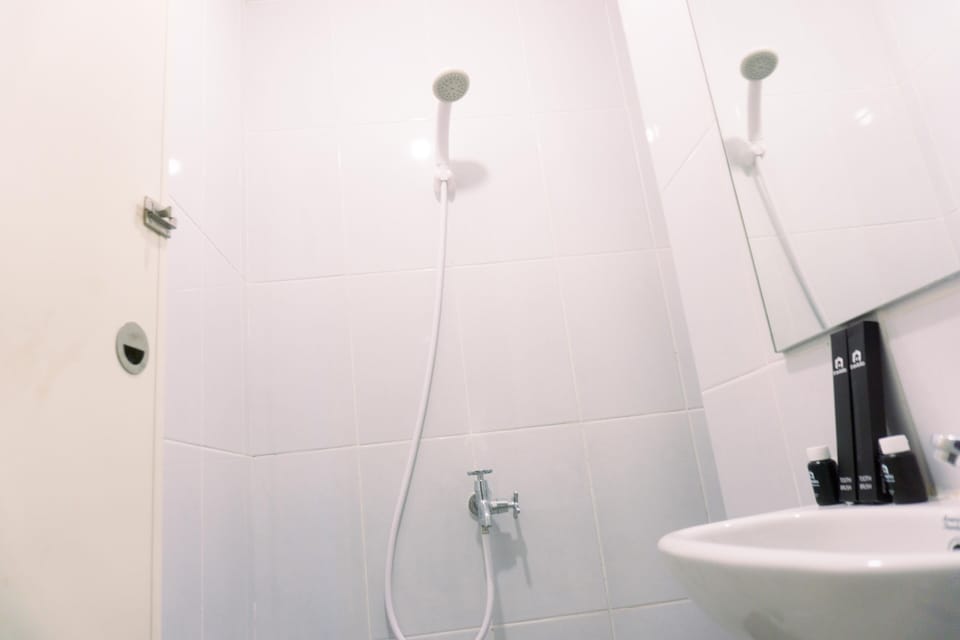 Studio | Bathroom | Shower, towels, soap, shampoo