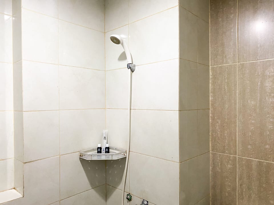 Studio | Bathroom | Shower, towels, soap, shampoo