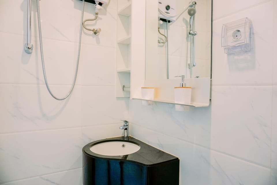 Studio | Bathroom | Shower, towels, soap, shampoo