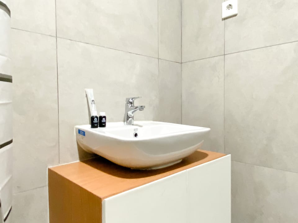 Shower, towels, soap, shampoo