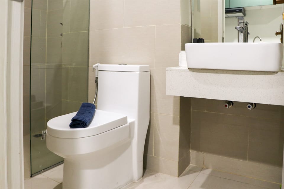 Studio | Bathroom | Shower, towels, soap, shampoo
