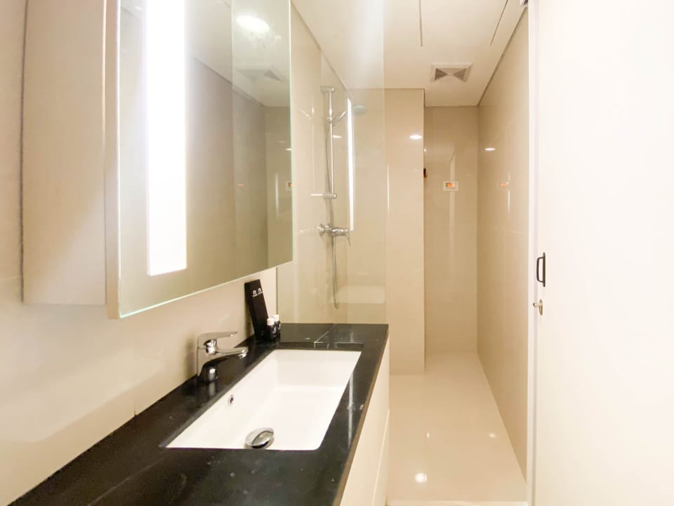 Studio | Bathroom | Shower, towels, soap, shampoo