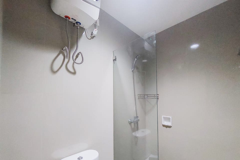 Studio | Bathroom | Shower, towels, soap, shampoo