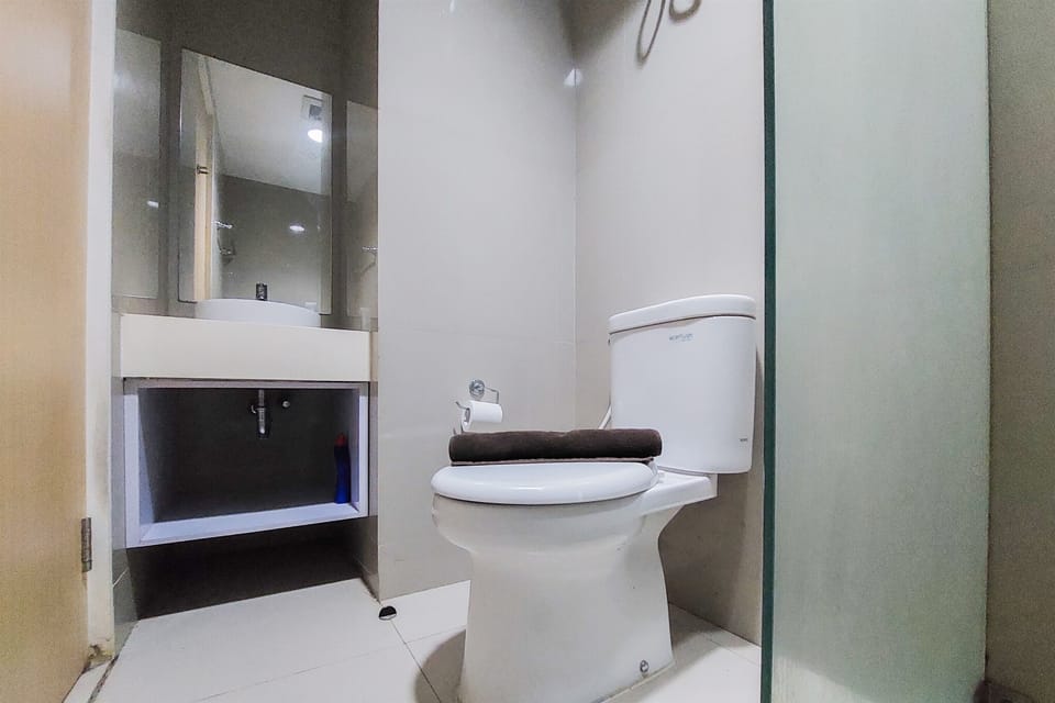 Studio | Bathroom | Shower, towels, soap, shampoo