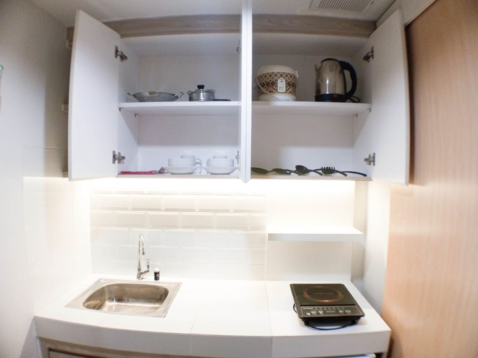 Studio | Private kitchen | Fridge, stovetop, rice cooker, dining table