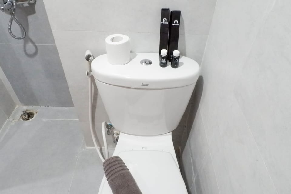 Studio | Bathroom | Shower, towels, soap, shampoo