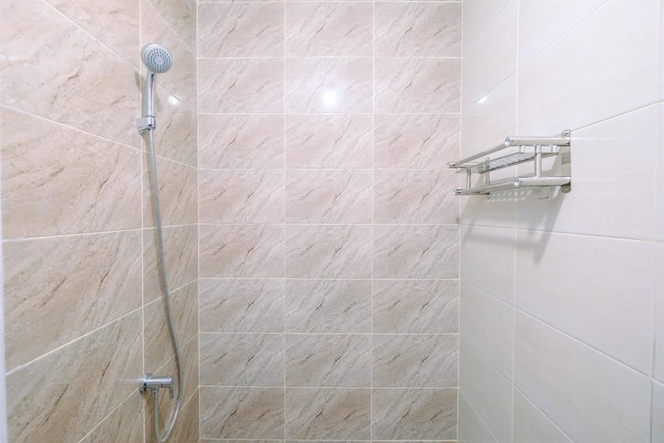 Studio | Bathroom | Shower, towels, soap, shampoo
