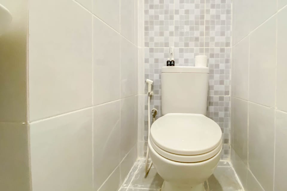 Studio | Bathroom | Shower, towels, soap, shampoo