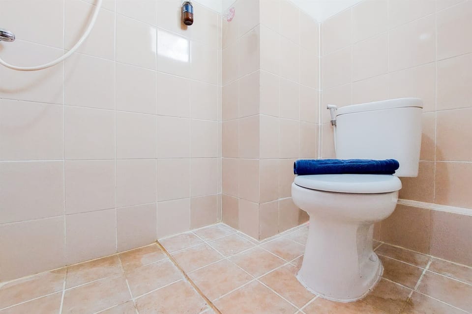 Studio | Bathroom | Shower, towels, soap, shampoo