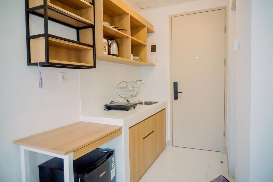 Studio, 1 Queen Bed | Private kitchen | Mini-fridge, stovetop, rice cooker