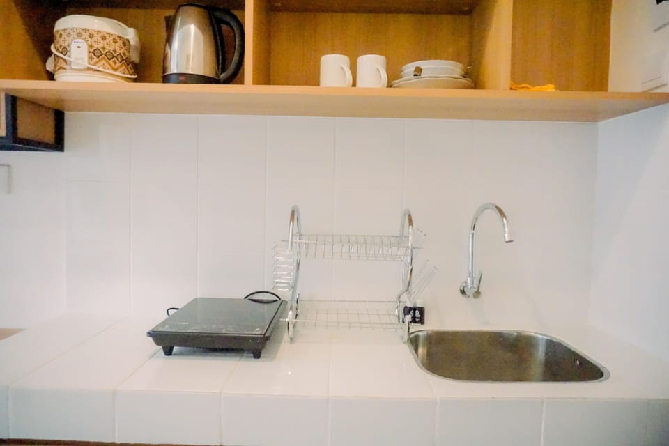 Studio, 1 Queen Bed | Private kitchen | Mini-fridge, stovetop, rice cooker